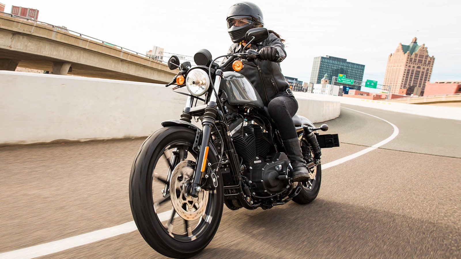 ¿Pueden dos personas viajar en una Harley-Davidson Iron 883?