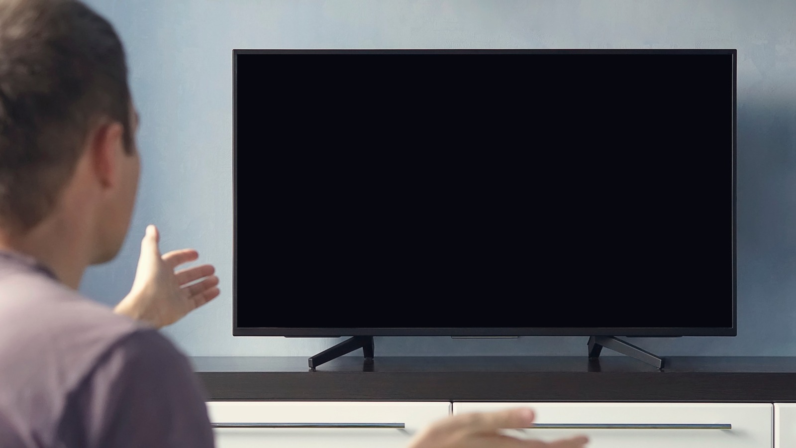 Cómo arreglar un televisor con la pantalla negra pero el sonido aún funciona