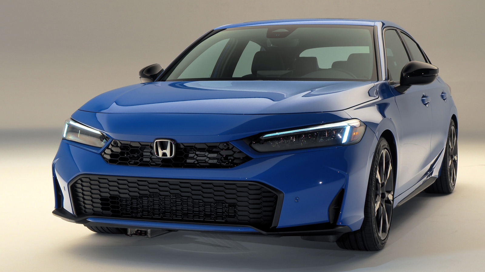 El Honda Civic Hybrid 2025 tiene un gran rendimiento de gasolina, pero una desventaja