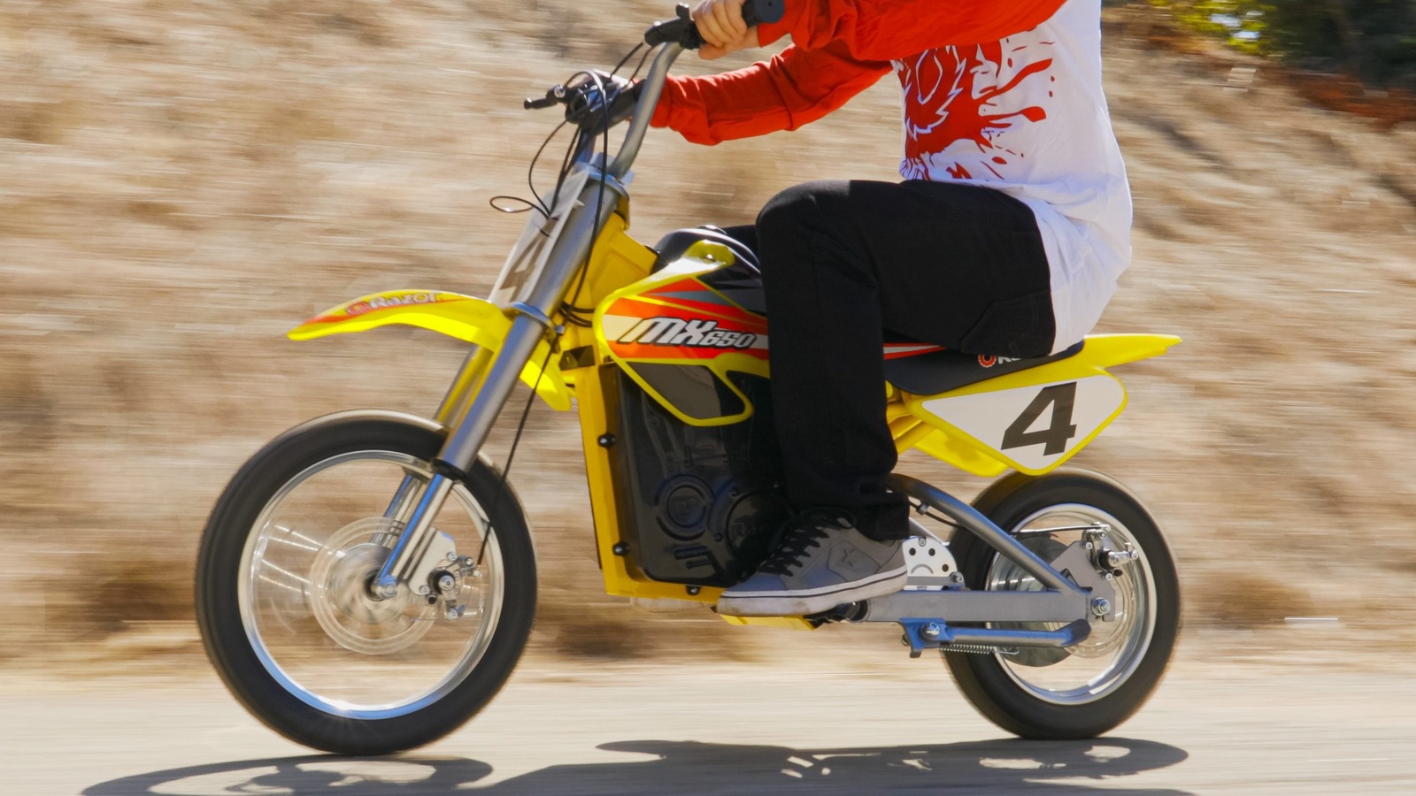 ¿Cuál es la velocidad máxima de la motocicleta MX650 de Razor y cuánto peso puede soportar de forma segura?