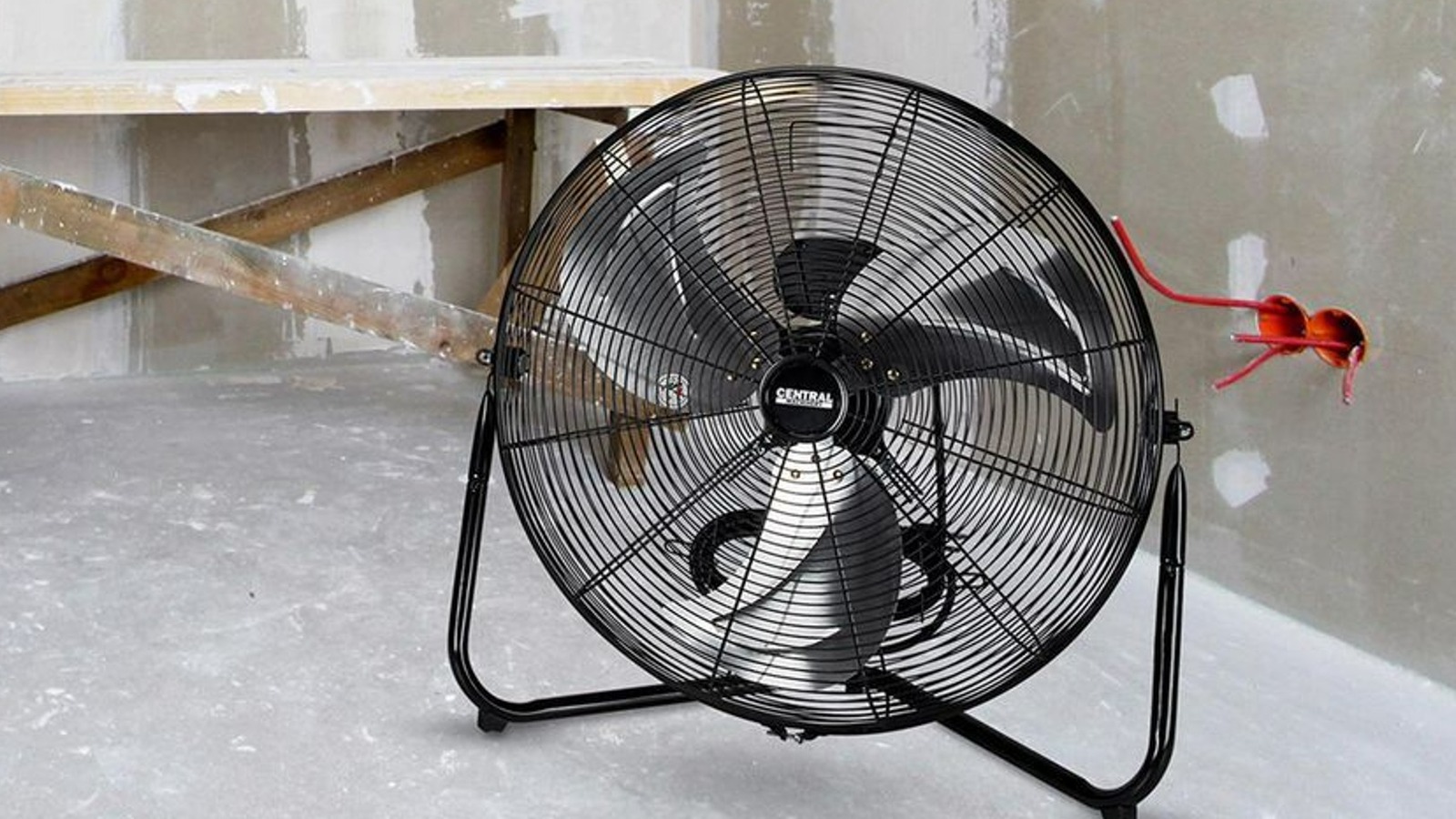 Estos ventiladores de carga portuaria pueden ayudar a mantener fresco su espacio de trabajo o garaje durante los días calurosos