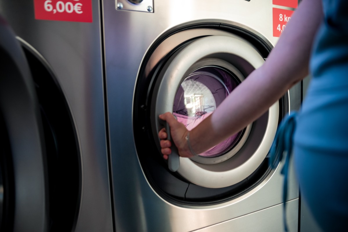 Dos estudiantes descubren un error de seguridad que podría permitir a millones de personas lavar la ropa gratis