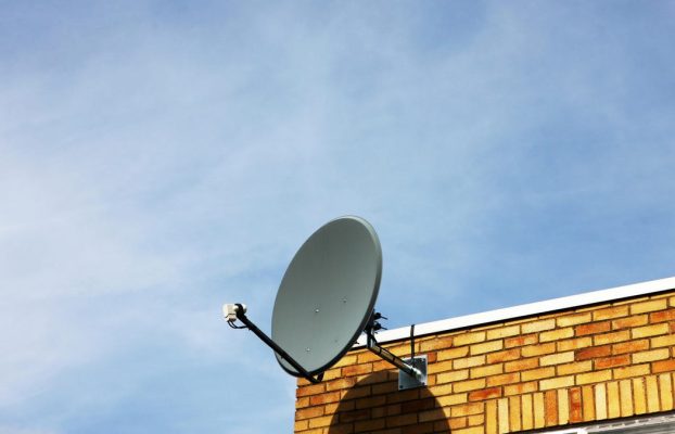Hughesnet y Dish lanzan paquetes de TV e Internet satelital