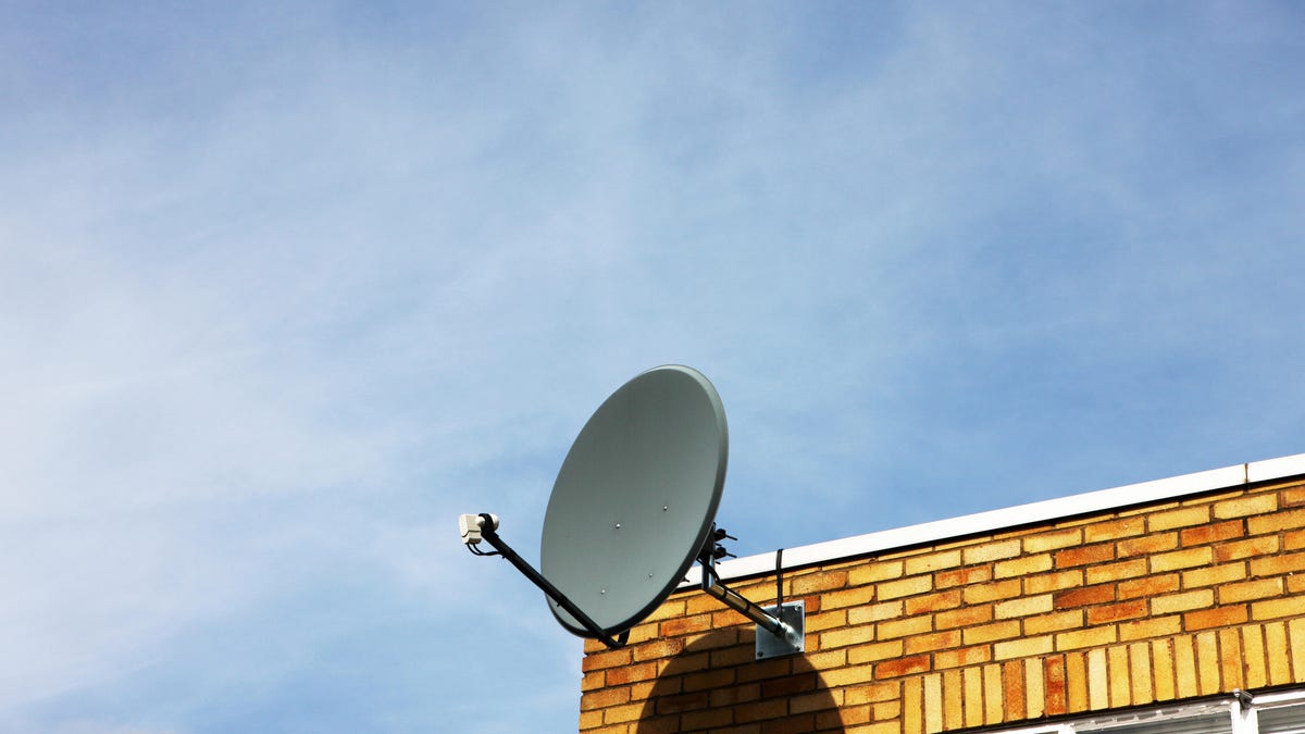 Hughesnet y Dish lanzan paquetes de TV e Internet satelital