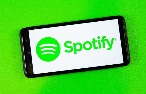 Spotify comienza silenciosamente a cobrar a los oyentes no premium por las letras