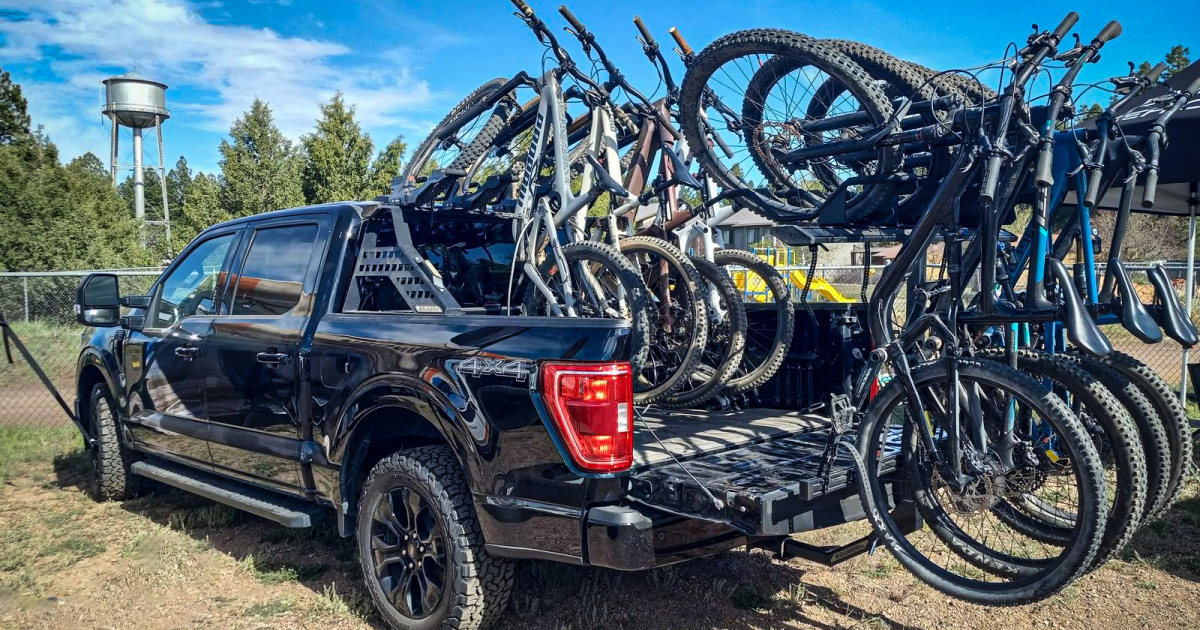 El soporte modular para camiones detona la caja de una camioneta y la convierte en un mar de bicicletas