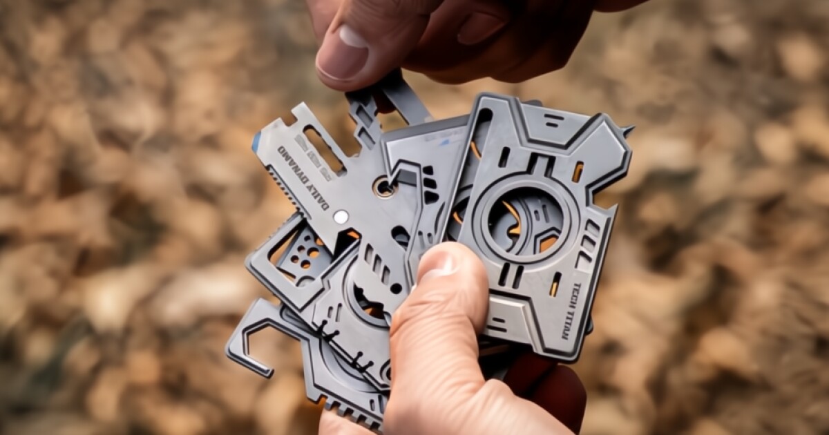 Las tarjetas de titanio se apilan y giran en una potente multiherramienta con 80 funciones