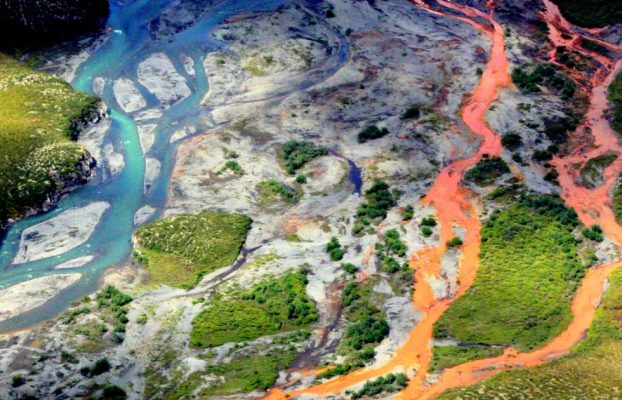Las rocas ácidas tiñen los ríos de Alaska de color naranja brillante, y no es bueno