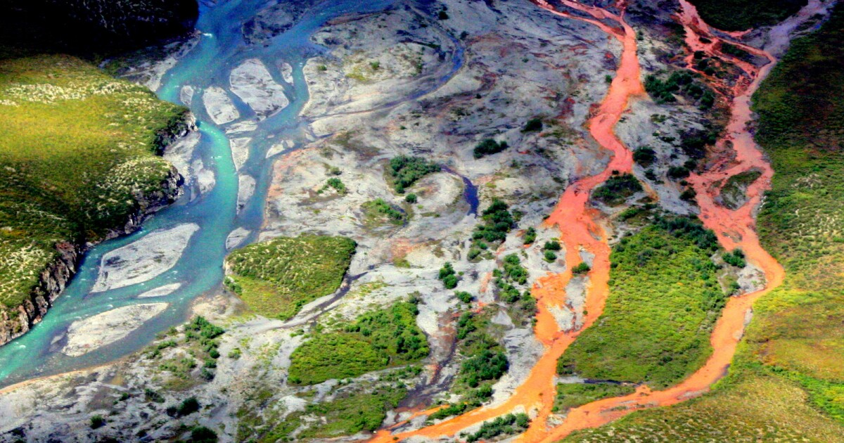 Las rocas ácidas tiñen los ríos de Alaska de color naranja brillante, y no es bueno