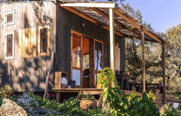 Pequeña casa rústica de madera con capacidad para dos personas en 12 metros cuadrados