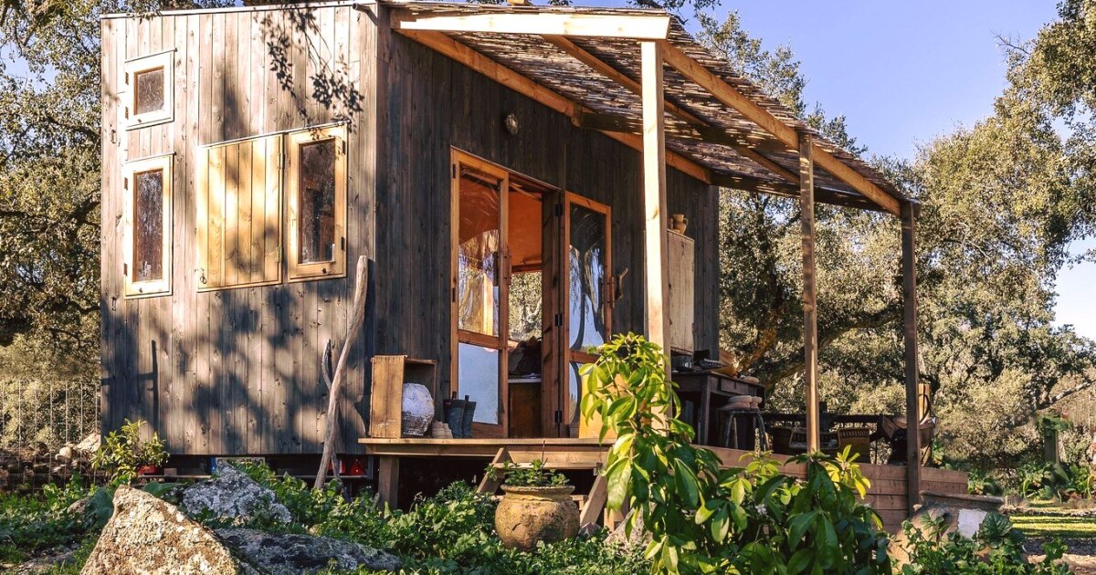 Pequeña casa rústica de madera con capacidad para dos personas en 12 metros cuadrados