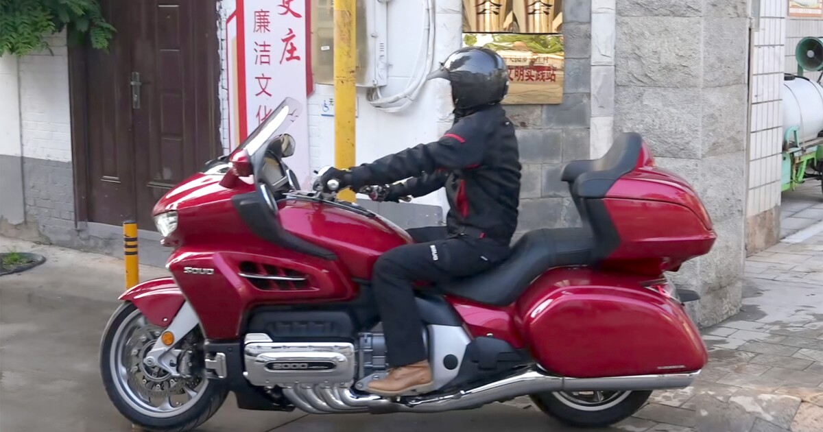 SOUO es una empresa de motocicletas en blanco con intenciones siniestras