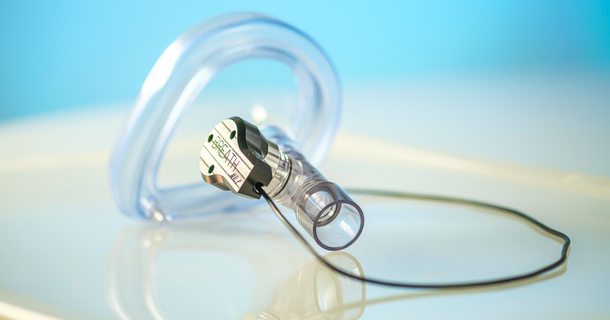 El sensor de análisis del aliento atenúa su brillo para mostrar los niveles de oxígeno en sangre