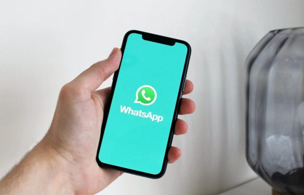 WhatsApp comienza a probar la función de control de zoom de la cámara y atajos para la creación de pegatinas