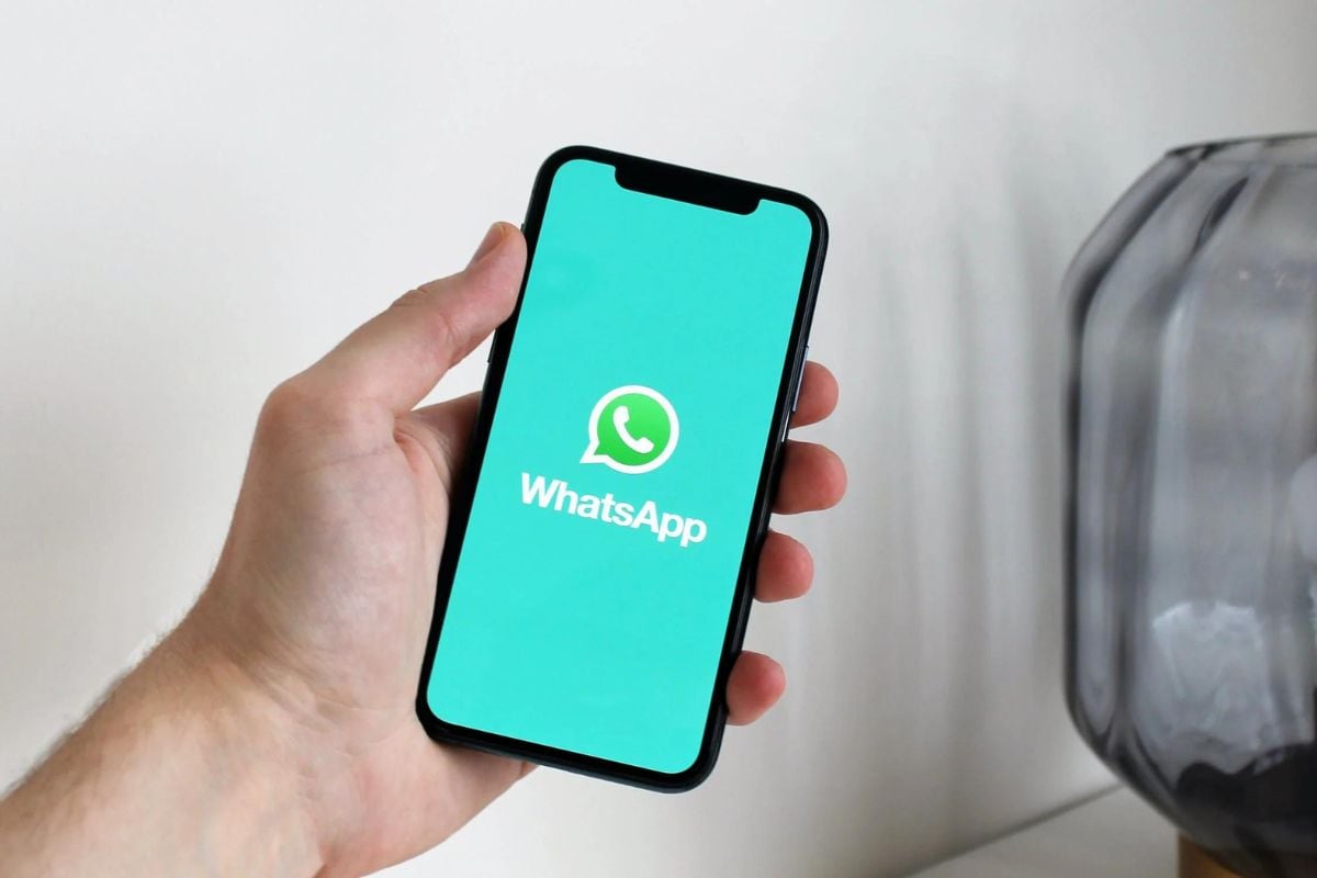 WhatsApp comienza a probar la función de control de zoom de la cámara y atajos para la creación de pegatinas