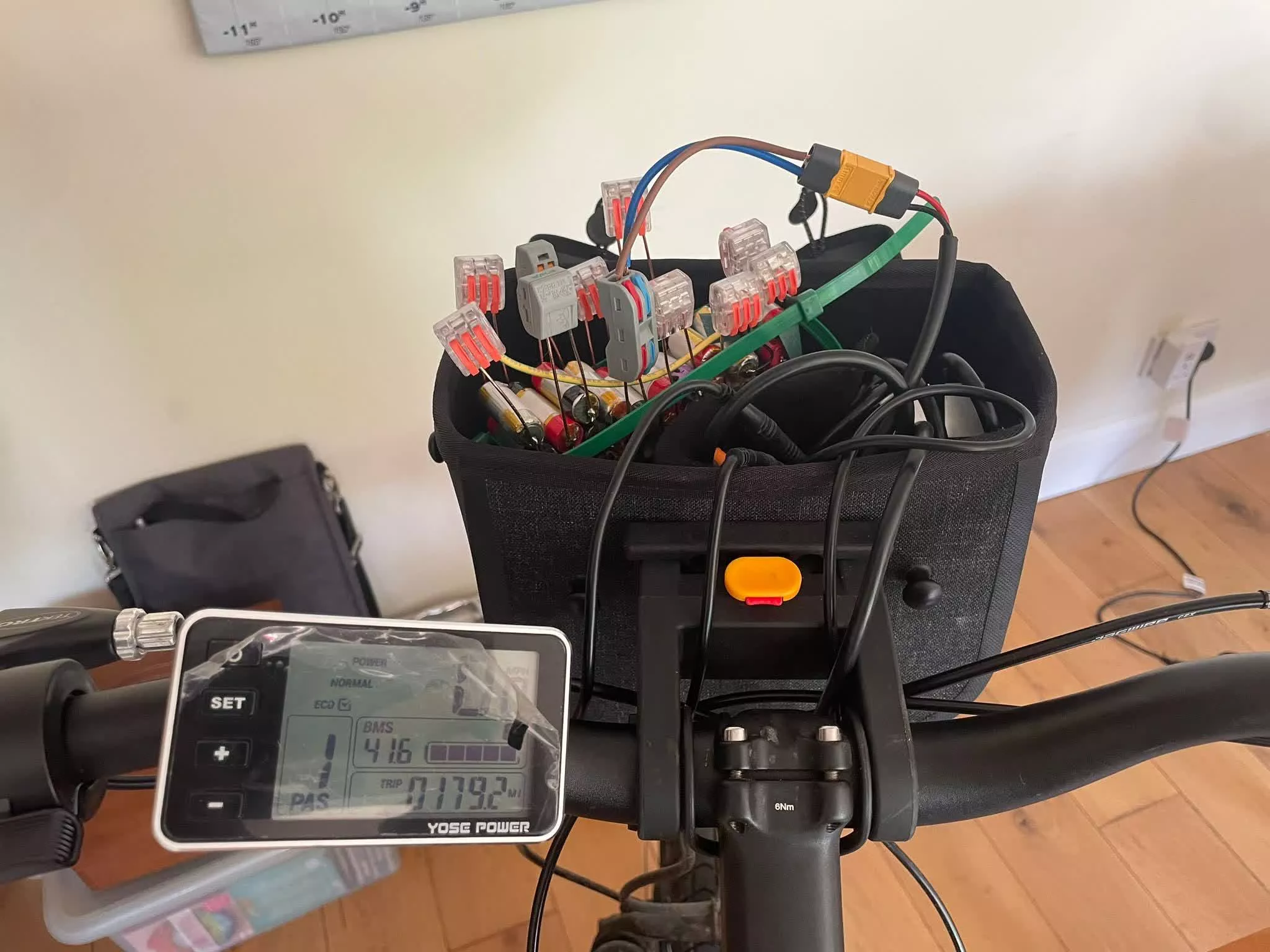 Baterías de vapeo recicladas utilizadas para cargar teléfonos y bicicletas eléctricas