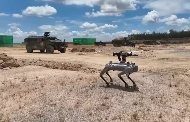 Aquí vamos de nuevo: el soldado más nuevo de China es un perro robótico con un rifle atado a su espalda