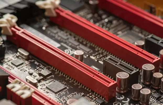 Sin conectar cables de alimentación adicionales, ¿cuánto puede extraer una tarjeta gráfica PCIe x16 de la ranura de la placa base?