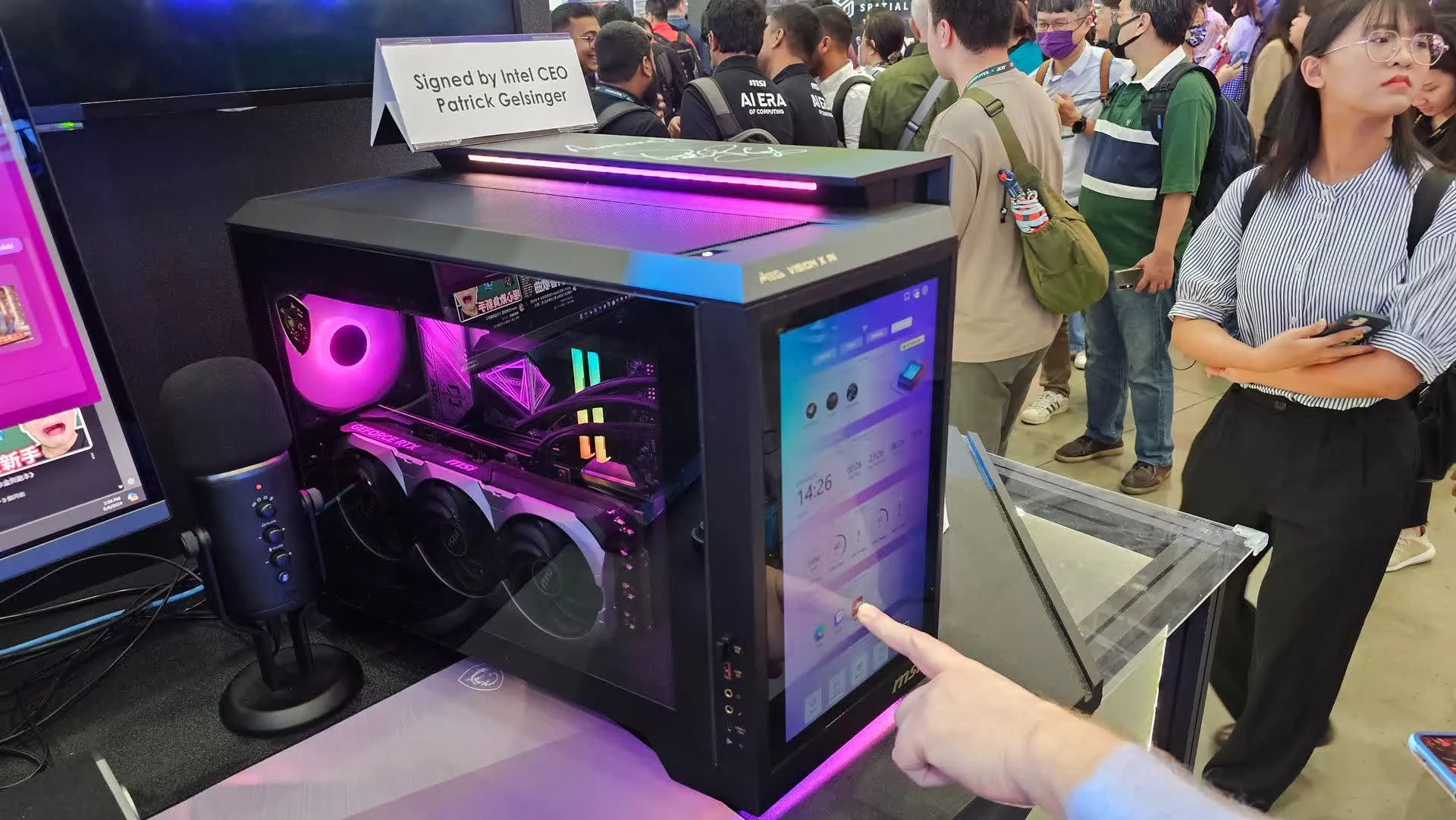 MSI presenta una PC de escritorio con una pantalla de 1080p en el frente, posiblemente con chips Arrow Lake y Blackwell
