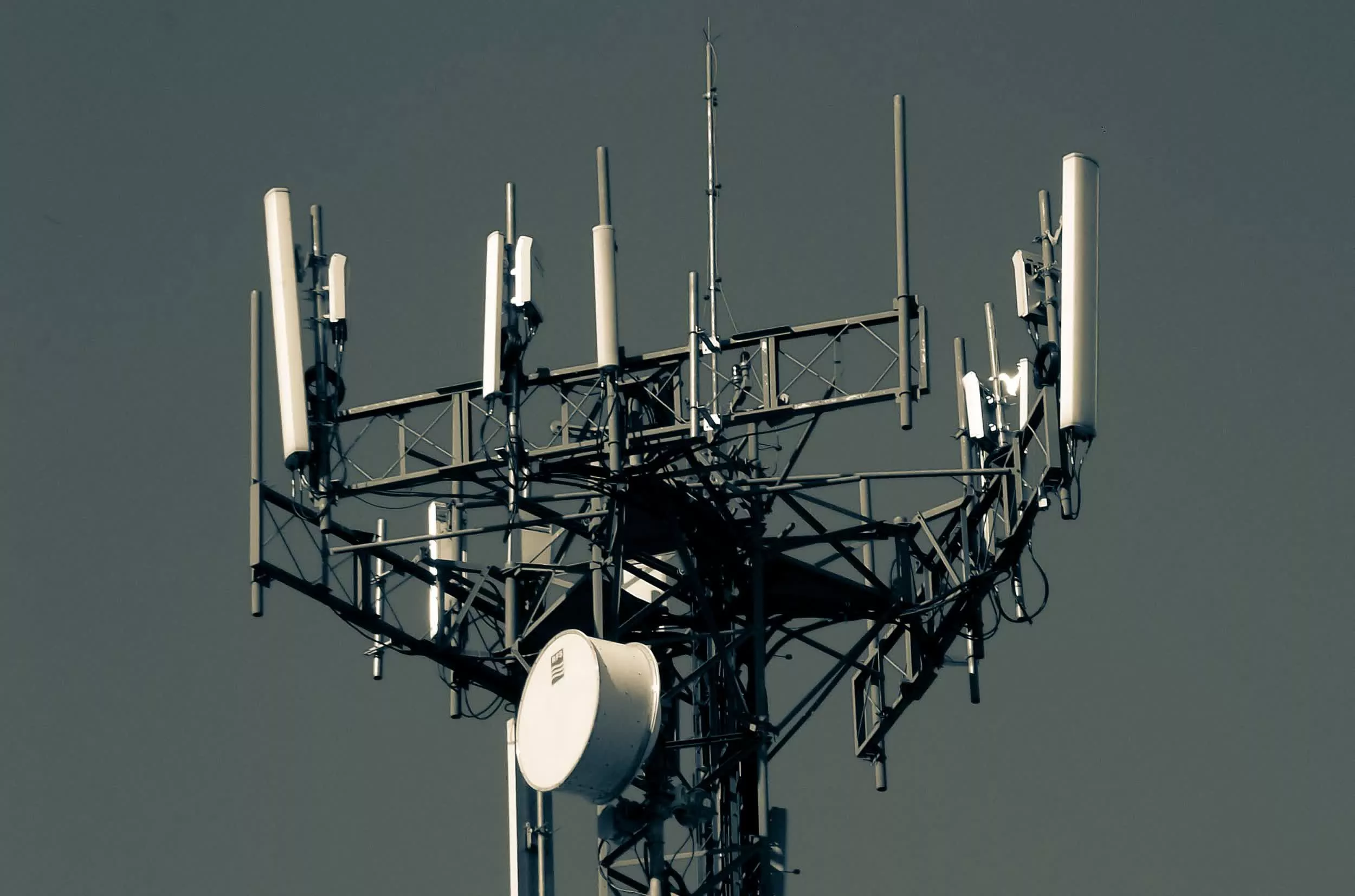 Una torre de telefonía móvil casera permitió a los estafadores del Reino Unido bombardear a la gente con mensajes de texto fraudulentos