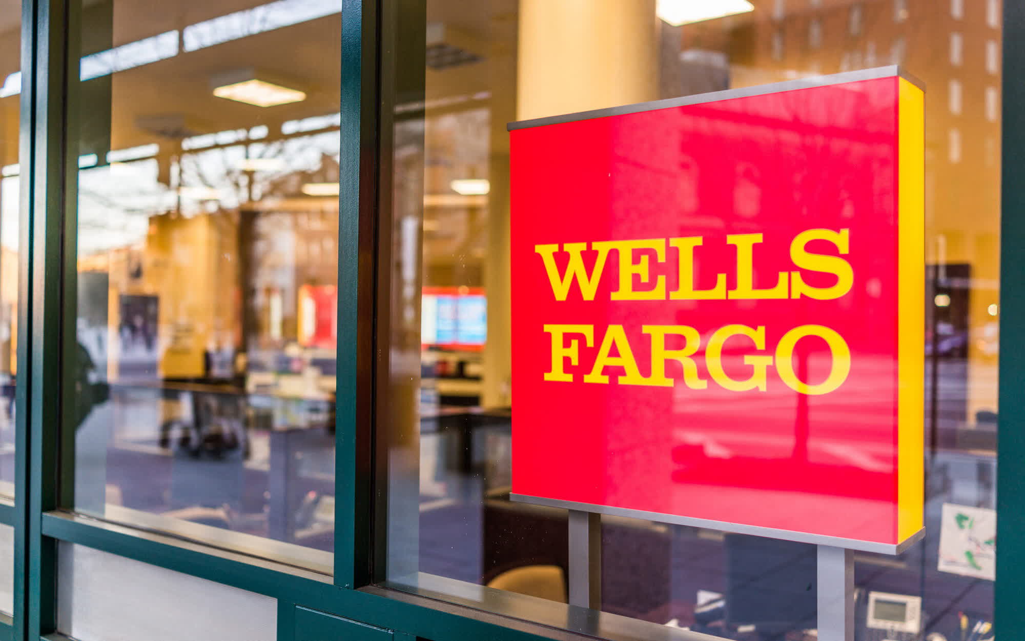 Wells Fargo despidió a una docena de empleados por simular «actividad de teclado»