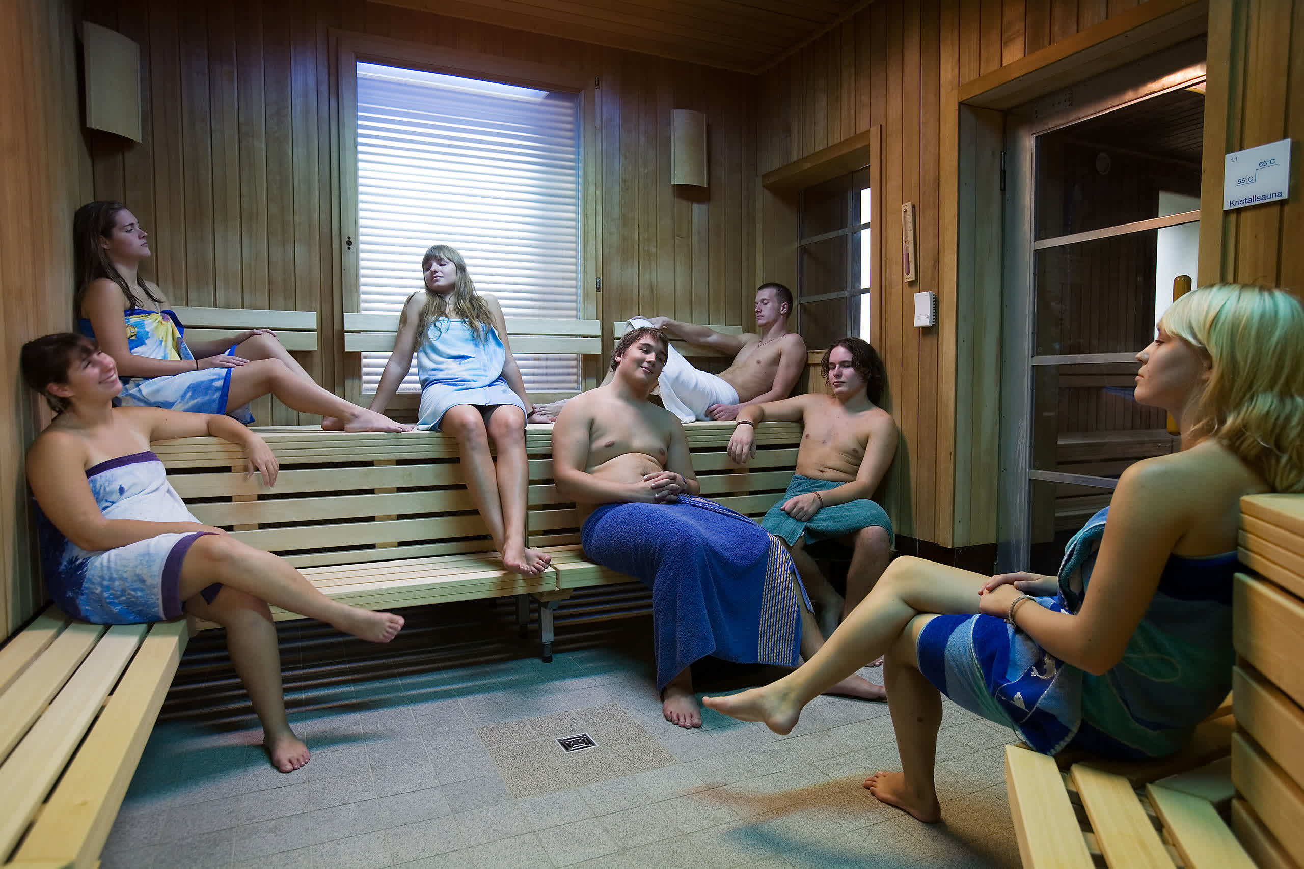 La demanda del desarrollador de juegos de que los empleados tengan sesiones de sauna desnudos genera controversia