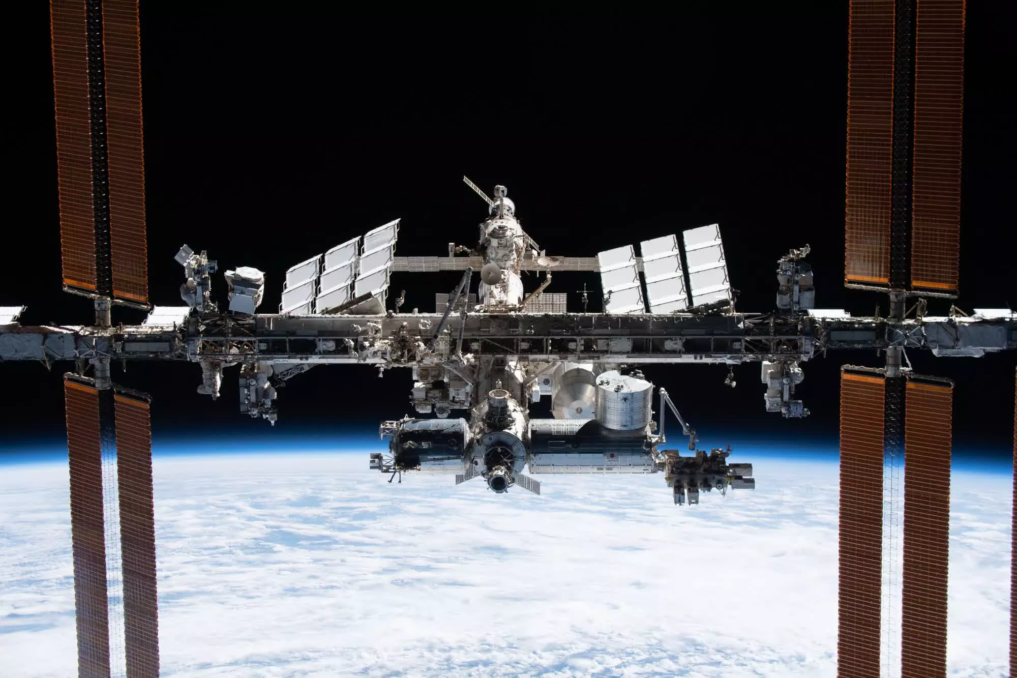 La NASA elige a SpaceX para ayudar a desorbitar la Estación Espacial Internacional