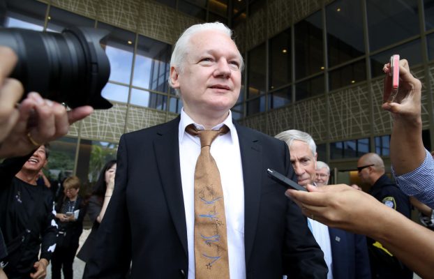 Julian Assange se declara culpable de espionaje pero se defiende ante los tribunales