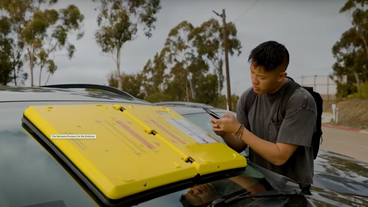 Olvídese de las abrazaderas de las ruedas: los autos estacionados ilegalmente ahora son golpeados por este ‘percebe del parabrisas’ distópico