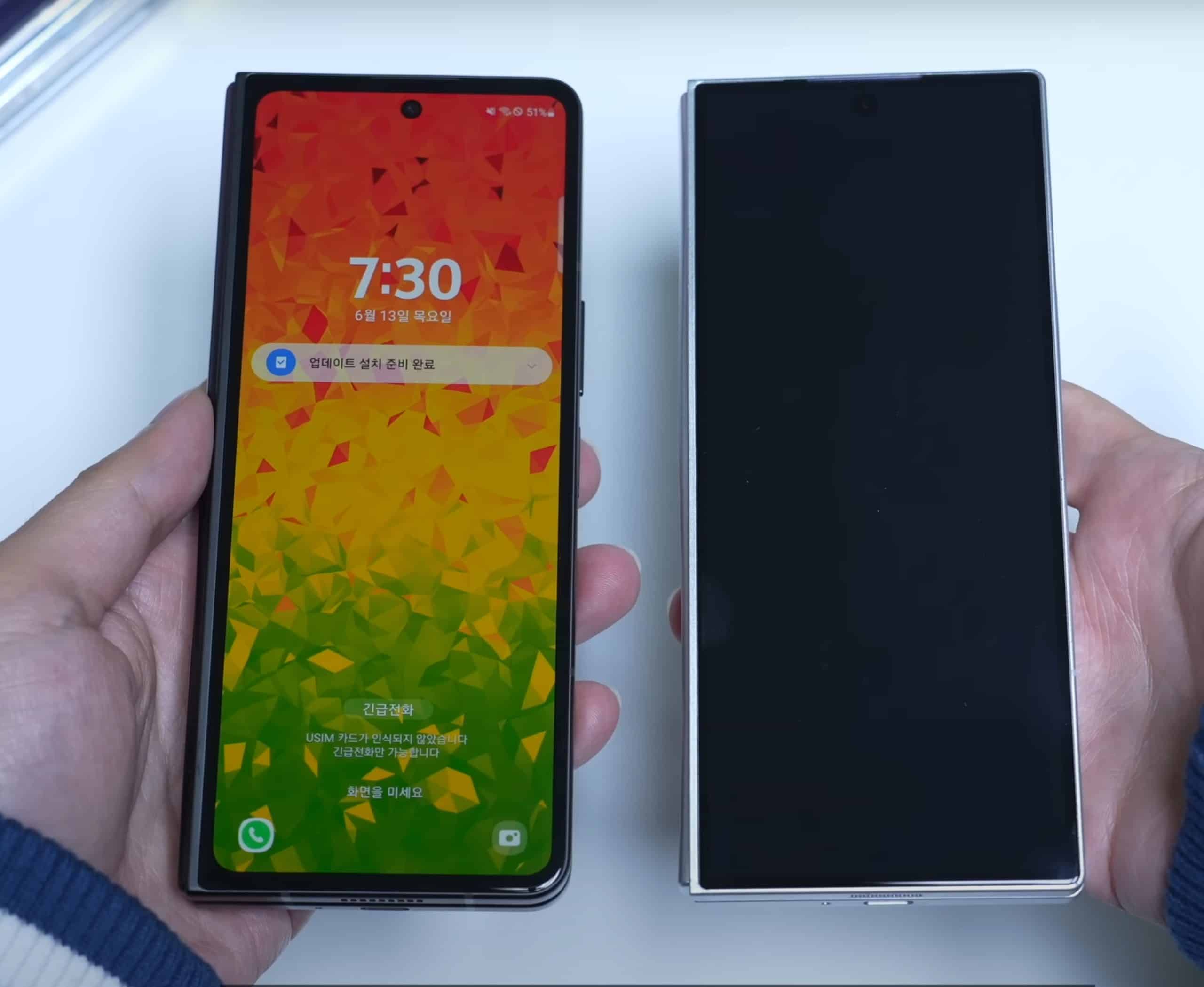 El muñeco del Galaxy Z Fold 6 posa junto al Galaxy Z Fold 5