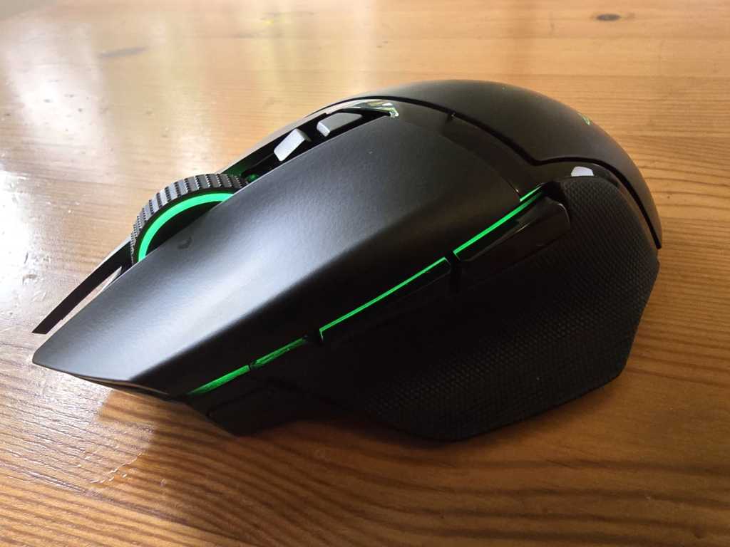 Revisión de Razer Basilisk Ultimate: un mouse para juegos MMO hiperrealistas