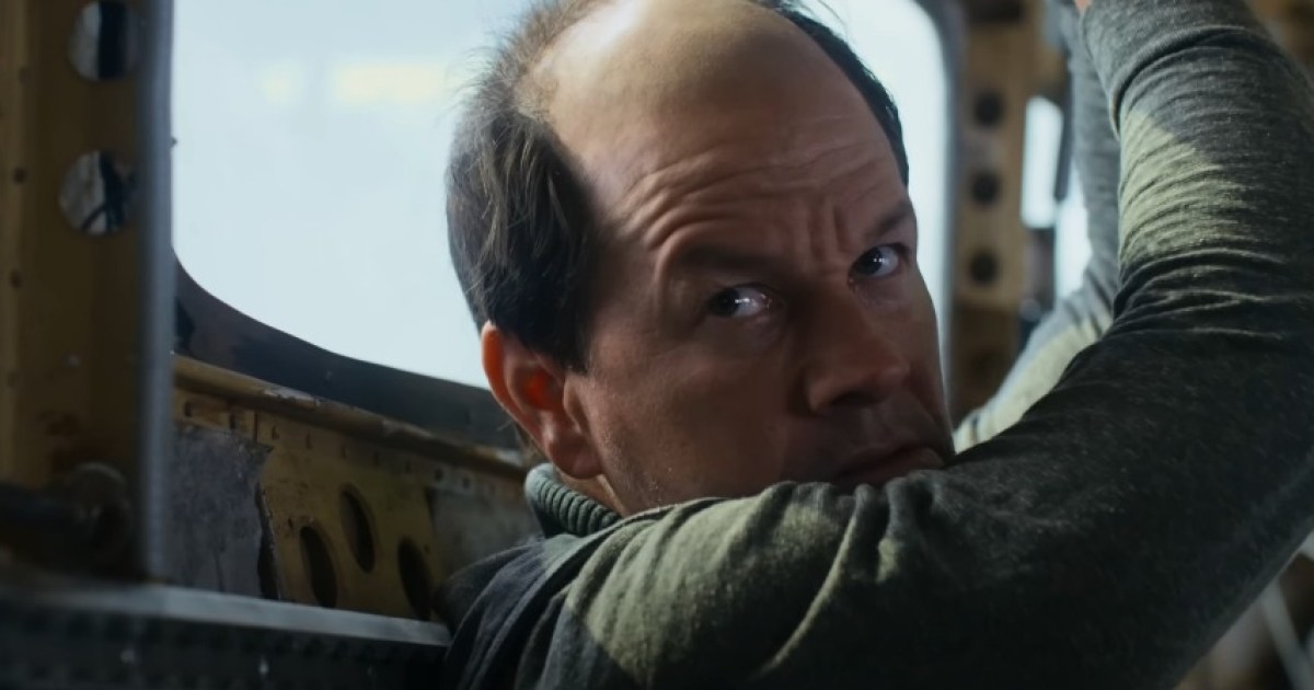 Mark Wahlberg es un asesino a sueldo calvo en Flight Risk
