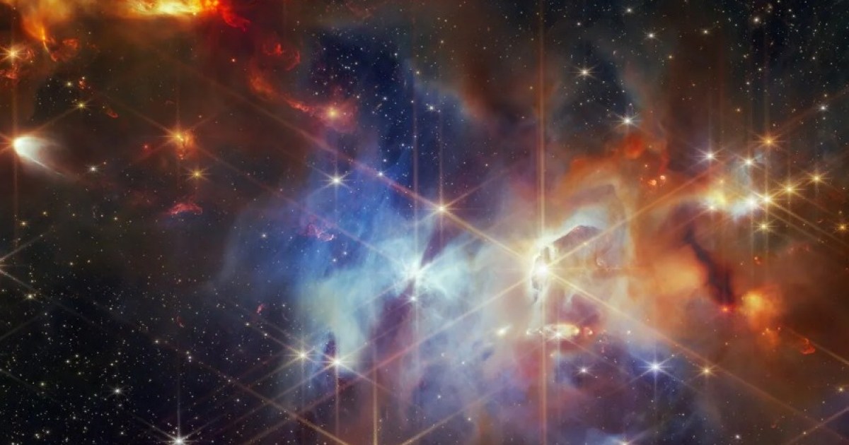 La magnífica imagen de Webb de la nebulosa de Serpens muestra una extraña alineación