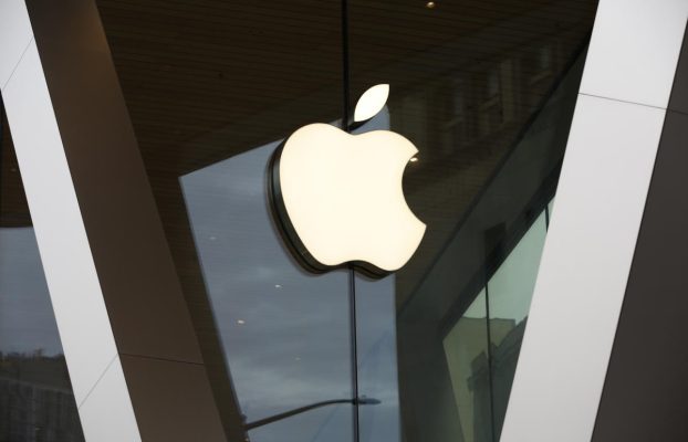Apple puede enfrentarse a una enorme multa después de que la UE dijera que violó las normas de competencia