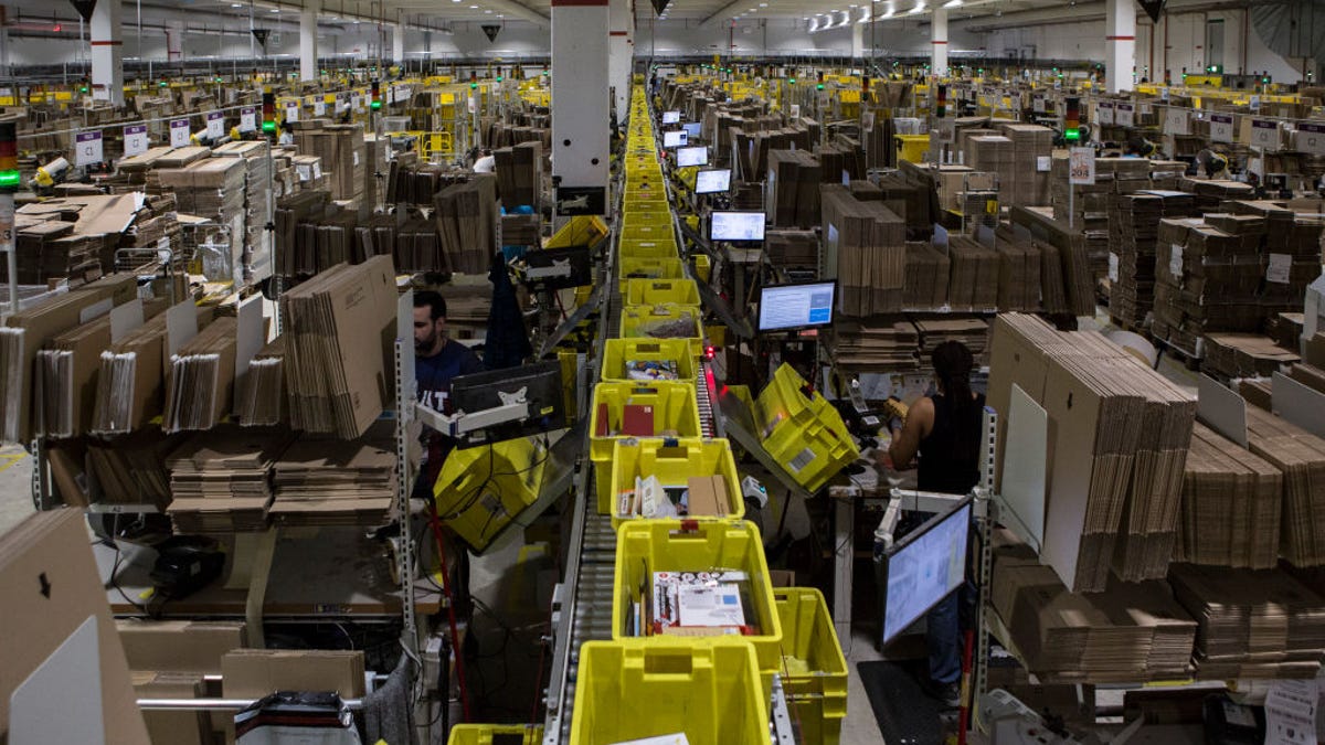 Cómo el nuevo detective de inteligencia artificial de Amazon rastrea los paquetes dañados antes de que lleguen a usted