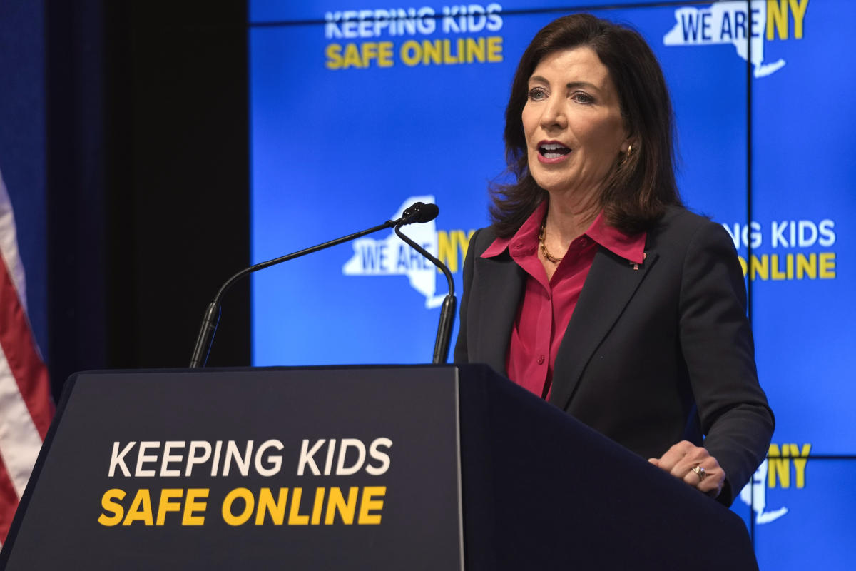 El gobernador de Nueva York promulga dos nuevos proyectos de ley que protegen a los niños de las redes sociales