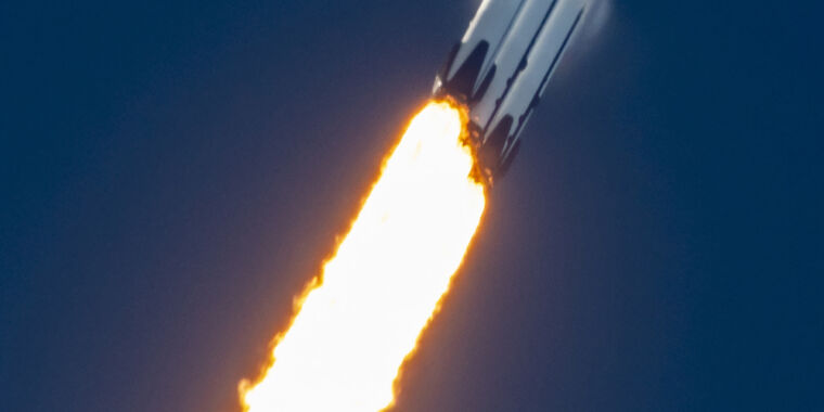 Informe sobre cohetes: China lanza una tolva de cohetes reutilizable;  Falcon Heavy deslumbra
