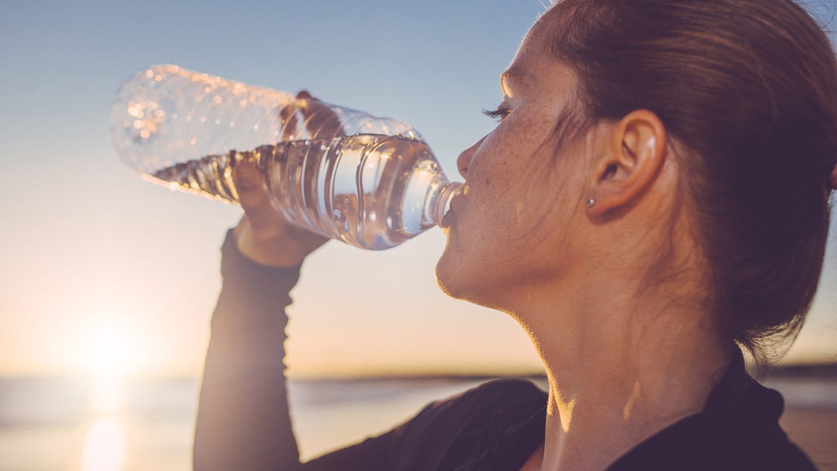 5 mitos sobre la hidratación que debes dejar de creer, según los expertos