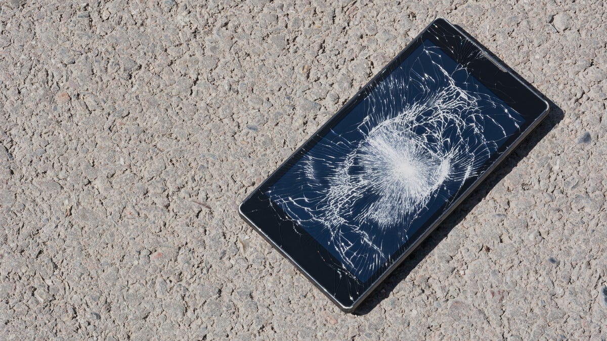 Estos protectores de pantalla de moda podrían destruir tu teléfono. Aquí te contamos cómo instalarlos de forma segura