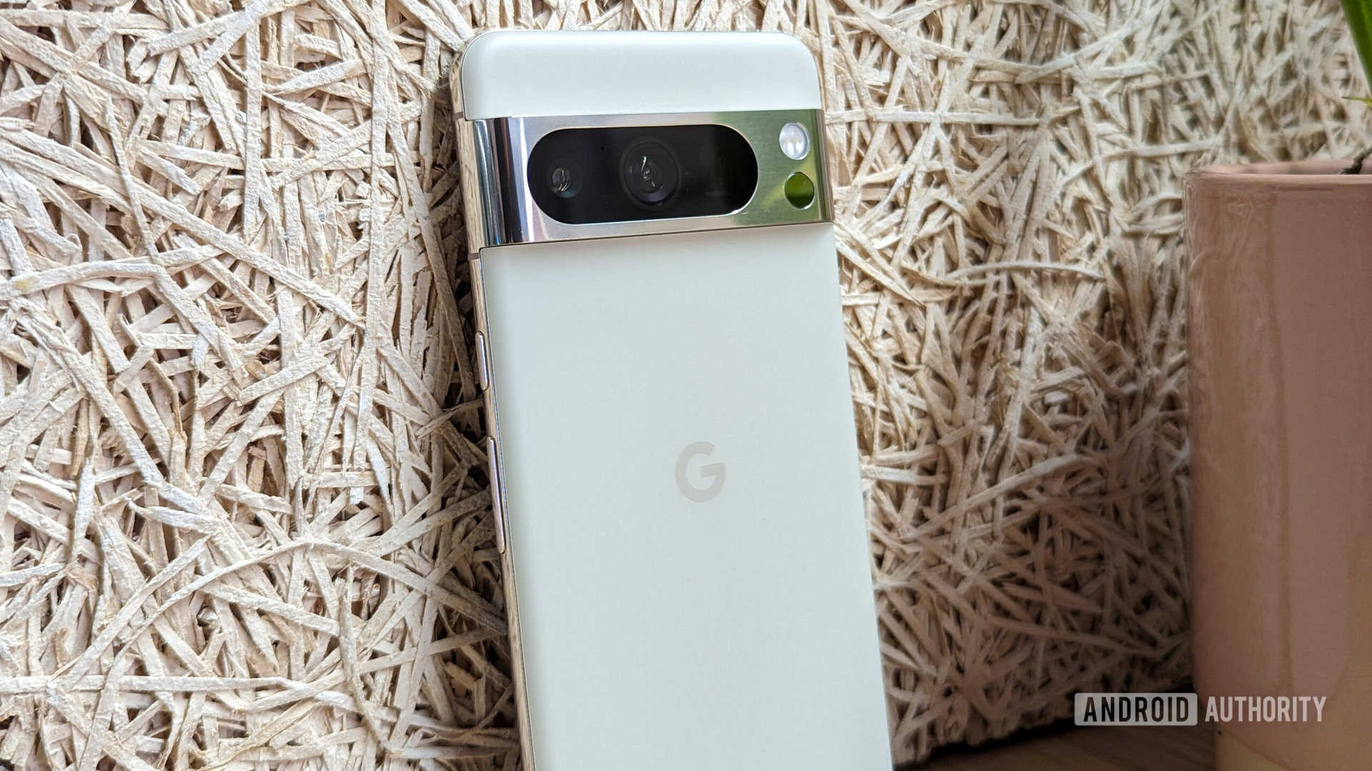 Algunos usuarios de Pixel 8 Pro enfrentan problemas con el gesto hacia atrás en Android 15, pero hay una solución