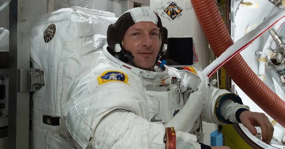 La NASA necesita desesperadamente nuevos trajes espaciales.  Las empresas privadas están luchando por hacerlos