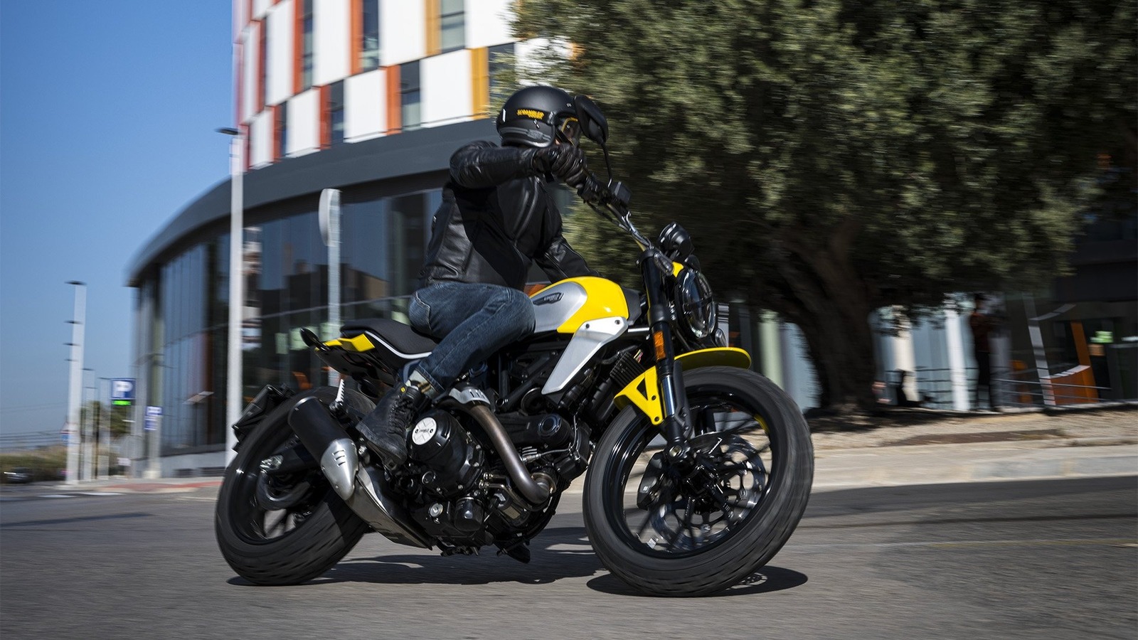 Icono Ducati Scrambler vs.  A todo gas vs.  Turno de noche: ¿Cuál es la diferencia?