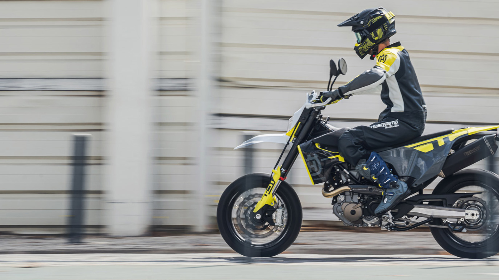 Husqvarna 701 Supermoto vs.  FS 450: ¿Cuál es la diferencia entre estas motocicletas?