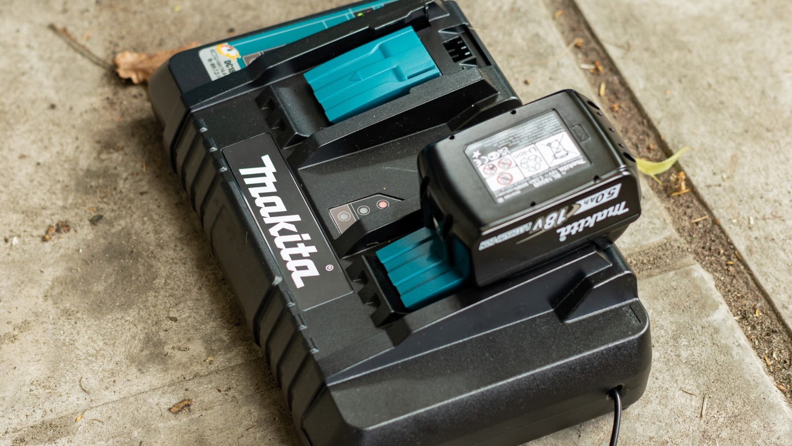 ¿Se puede cargar una batería Makita de 40 V con un cargador de 18 V?