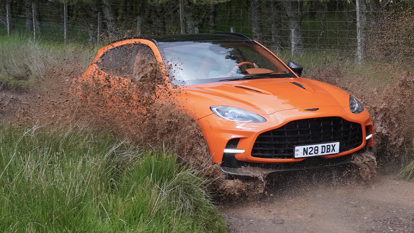 El Aston Martin DBX707 2025 es más que un simple resplandor de alta tecnología