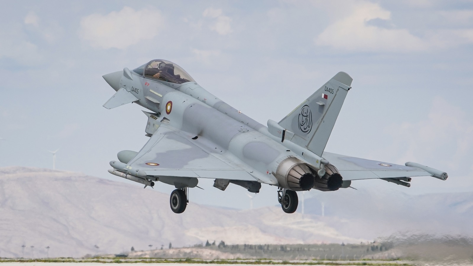 ¿Cuánto combustible puede contener un avión Eurofighter Typhoon y hasta dónde puede viajar?
