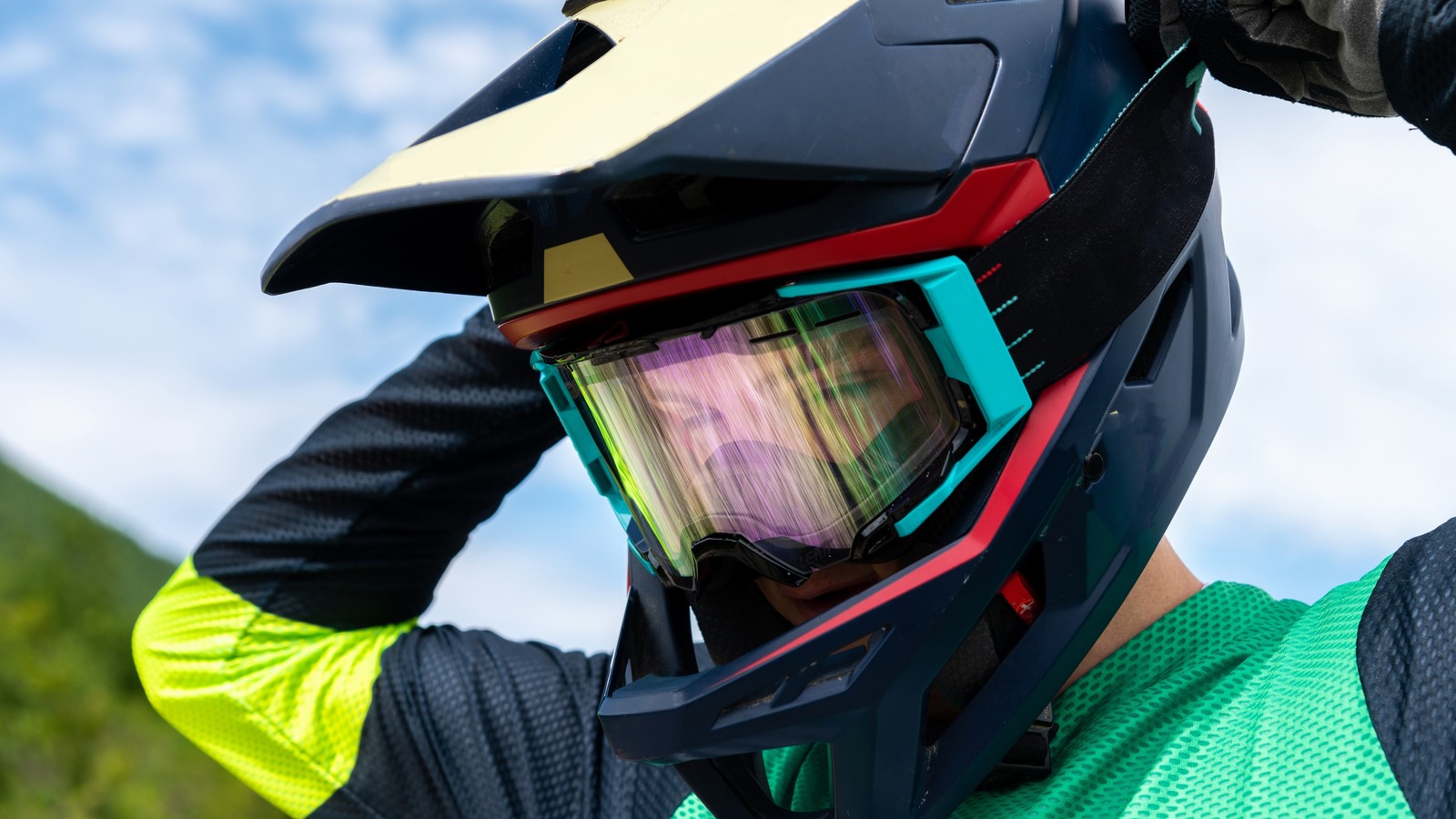 ¿Por qué los cascos para motos de cross tienen una forma diferente a la de los cascos de motocicleta?