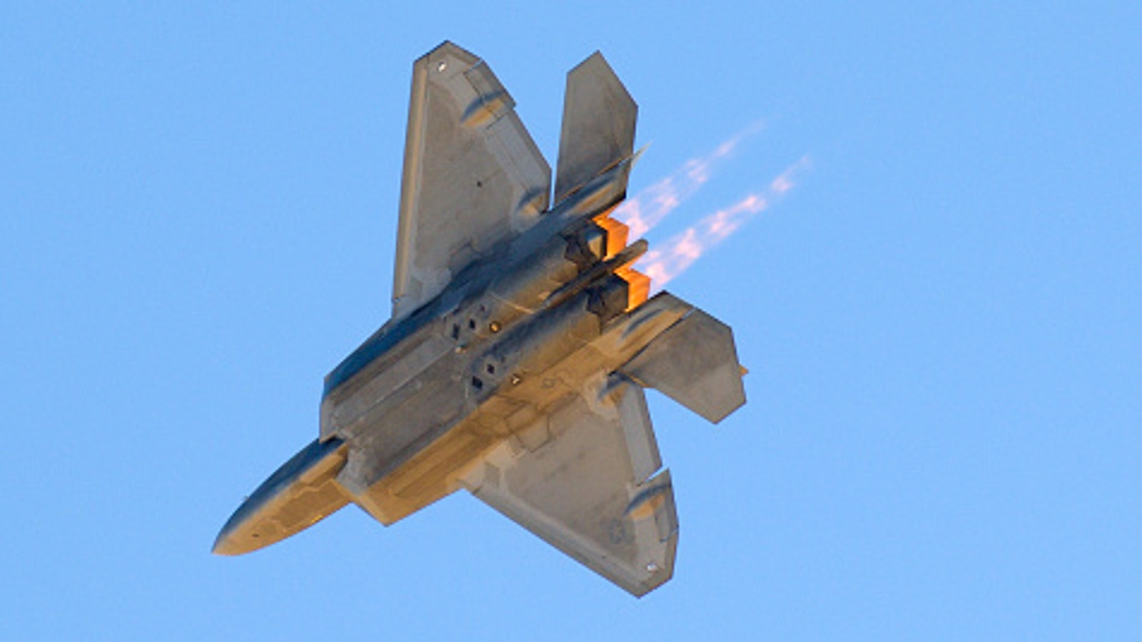 Explicación de la ciencia detrás de los postquemadores de aviones de combate