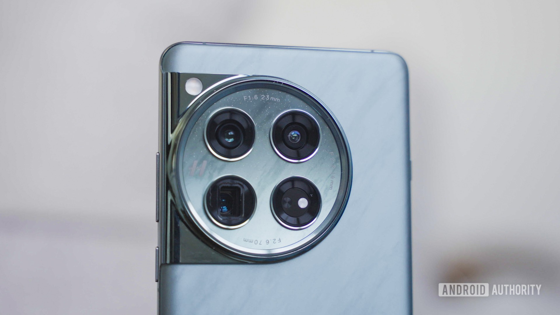 OnePlus 13 podría ofrecer cámaras ultra anchas y con zoom mejorado con un nuevo sensor