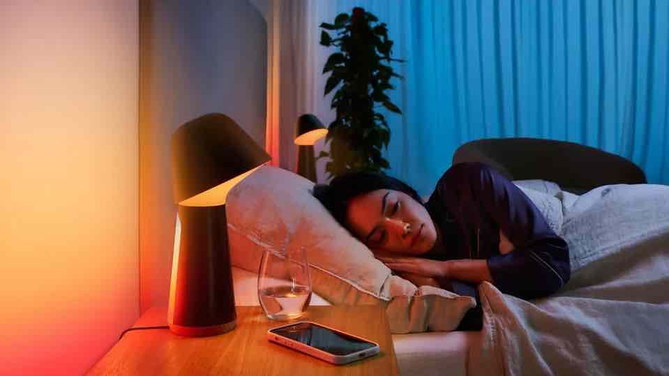 La nueva lámpara Twilight de Philips Hue trae el amanecer o el atardecer a tu dormitorio